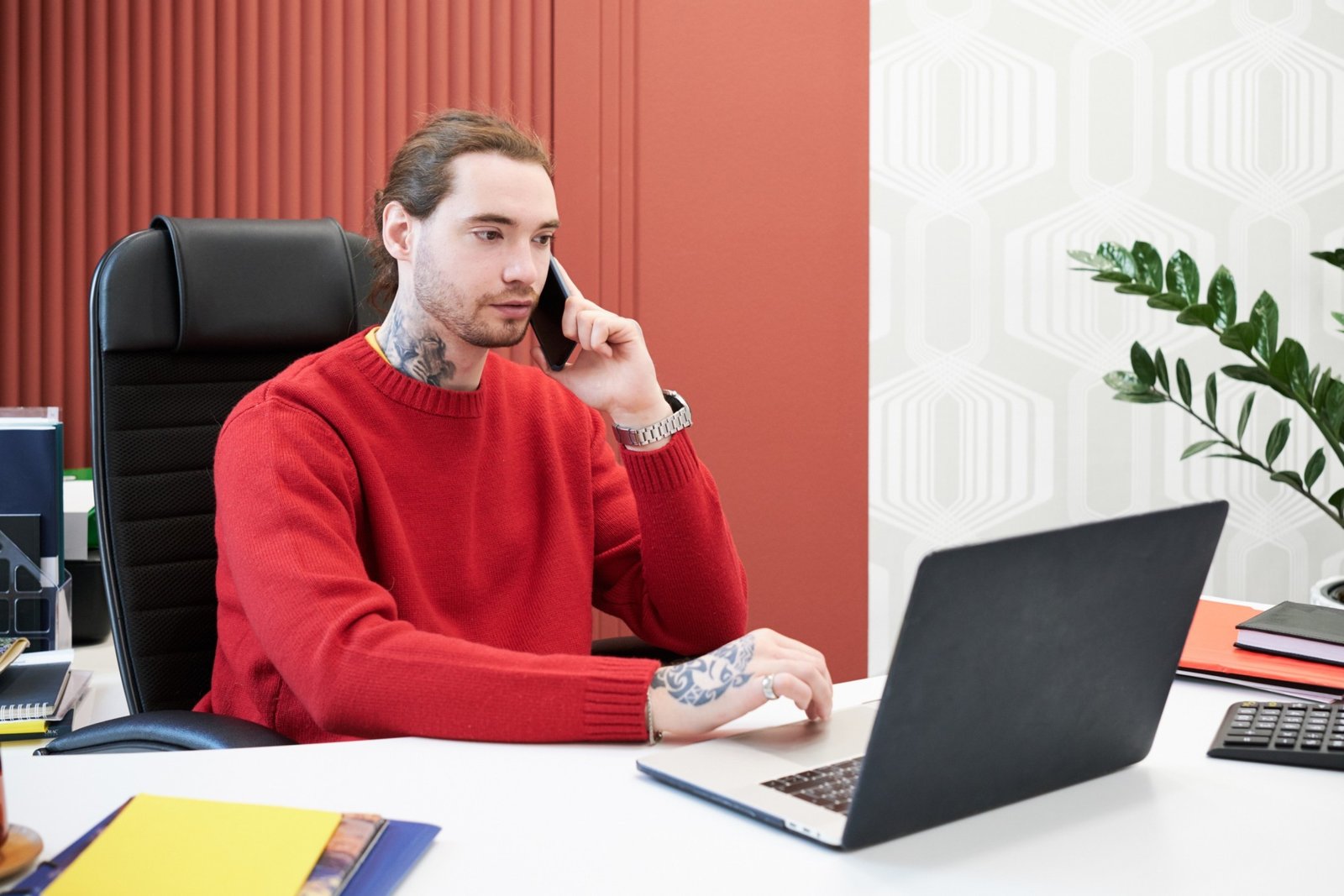 businessman-working-on-laptop-at-office-D3V8JHM.jpg